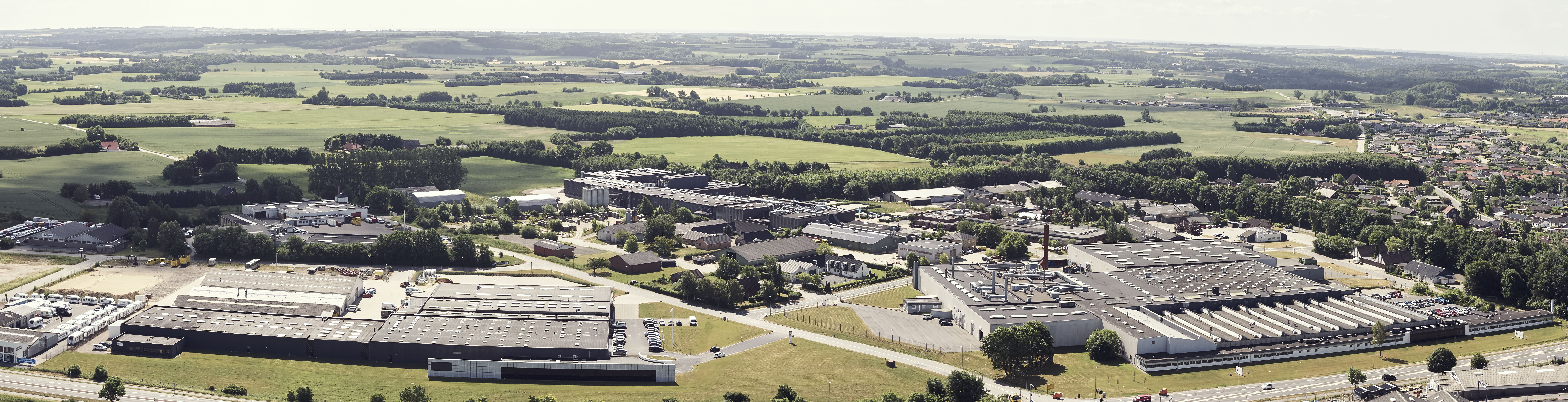 Luftfoto af industribygninger i Hedensted Kommune