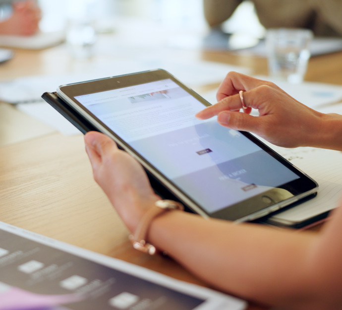 Kvinde holder tablet og tilmelder sig nyhedsbrev